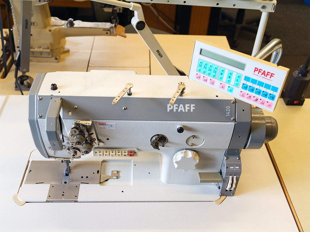 Pfaff 1425 200-001 CLMN8 Flat bed sewing machine